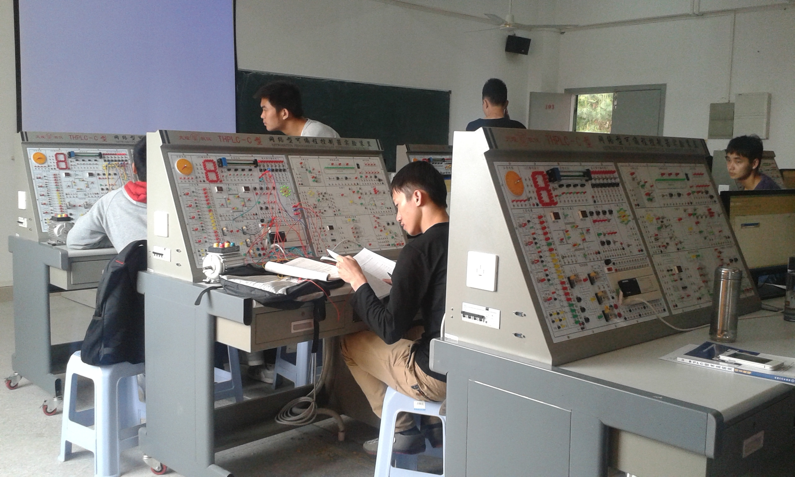 可编程逻辑控制器实训室