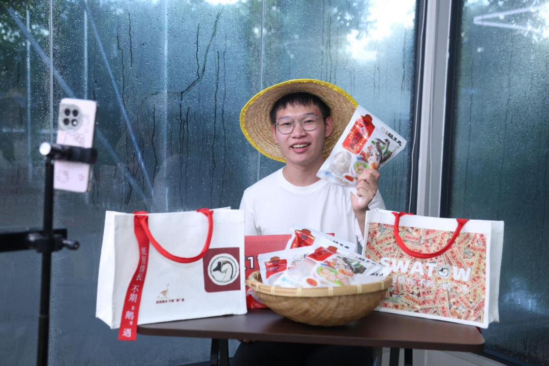 实践团成员在狮头鹅产业城的电商直播间进行直播活动.png