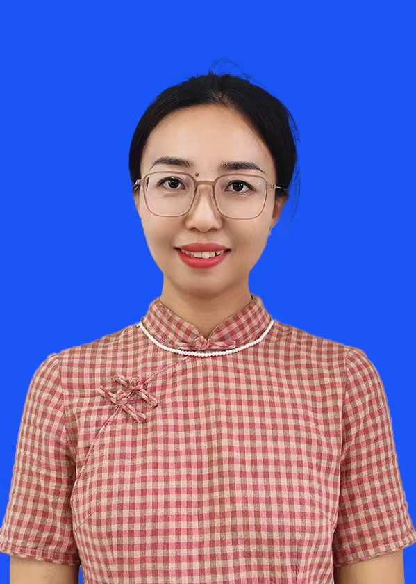 王瑶，电子信息学院辅导员。